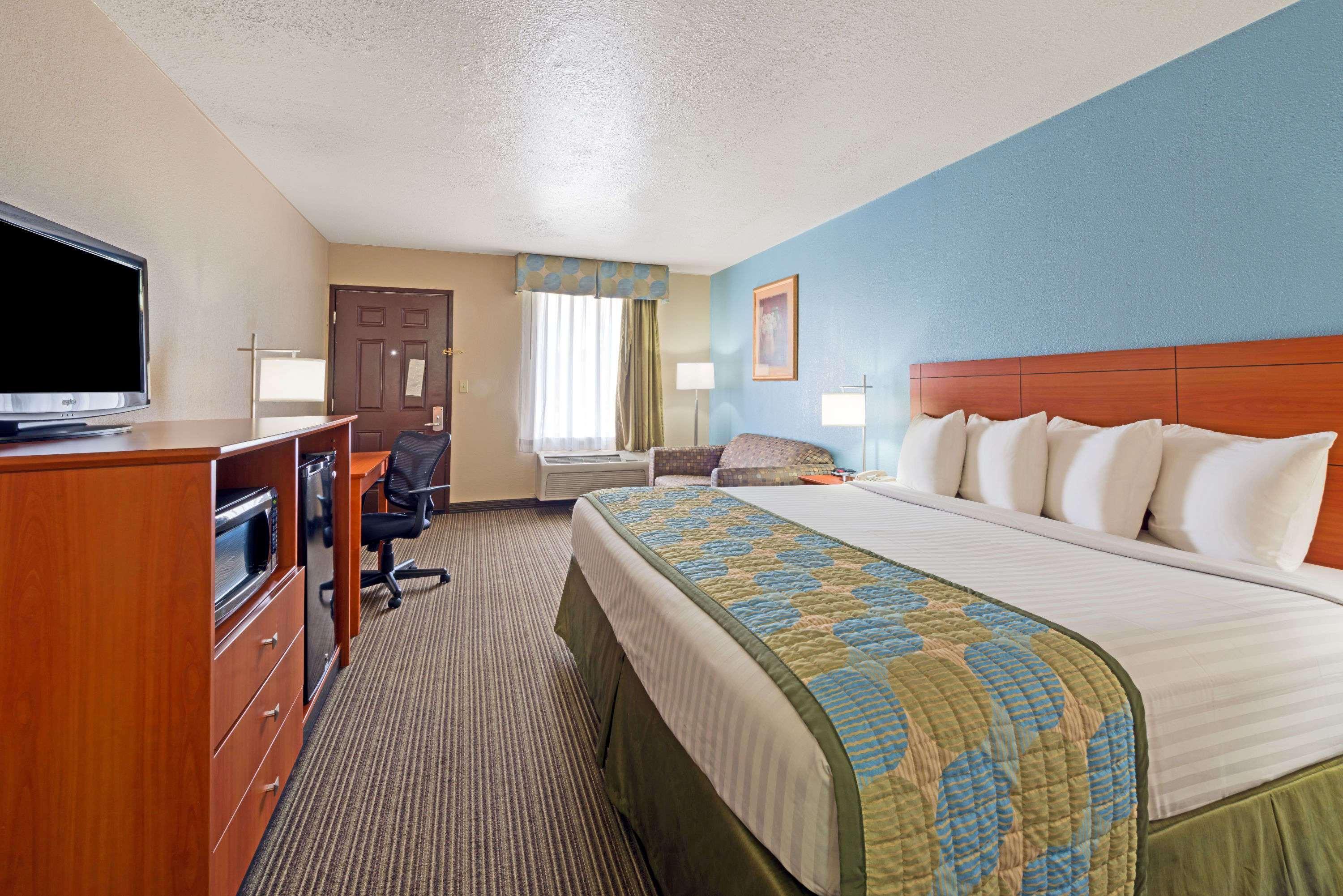 Ramada By Wyndham Louisville North Zewnętrze zdjęcie