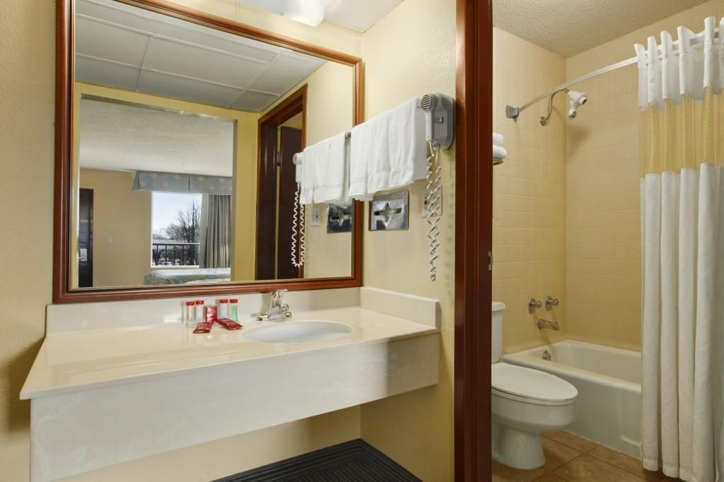 Ramada By Wyndham Louisville North Pokój zdjęcie